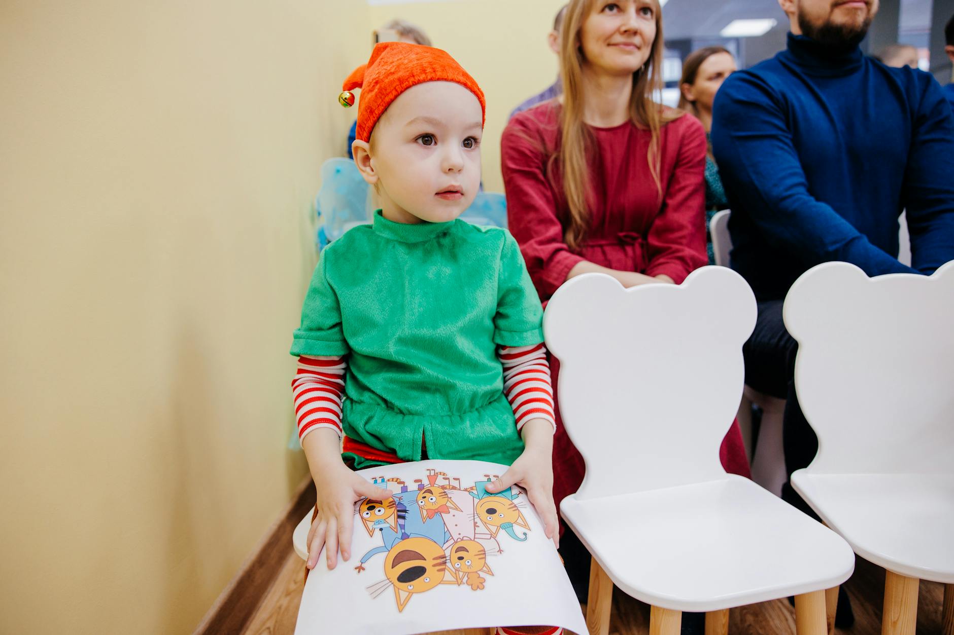 Przedszkolak w stroju elfa na świątecznym wydarzeniu w Warszawie