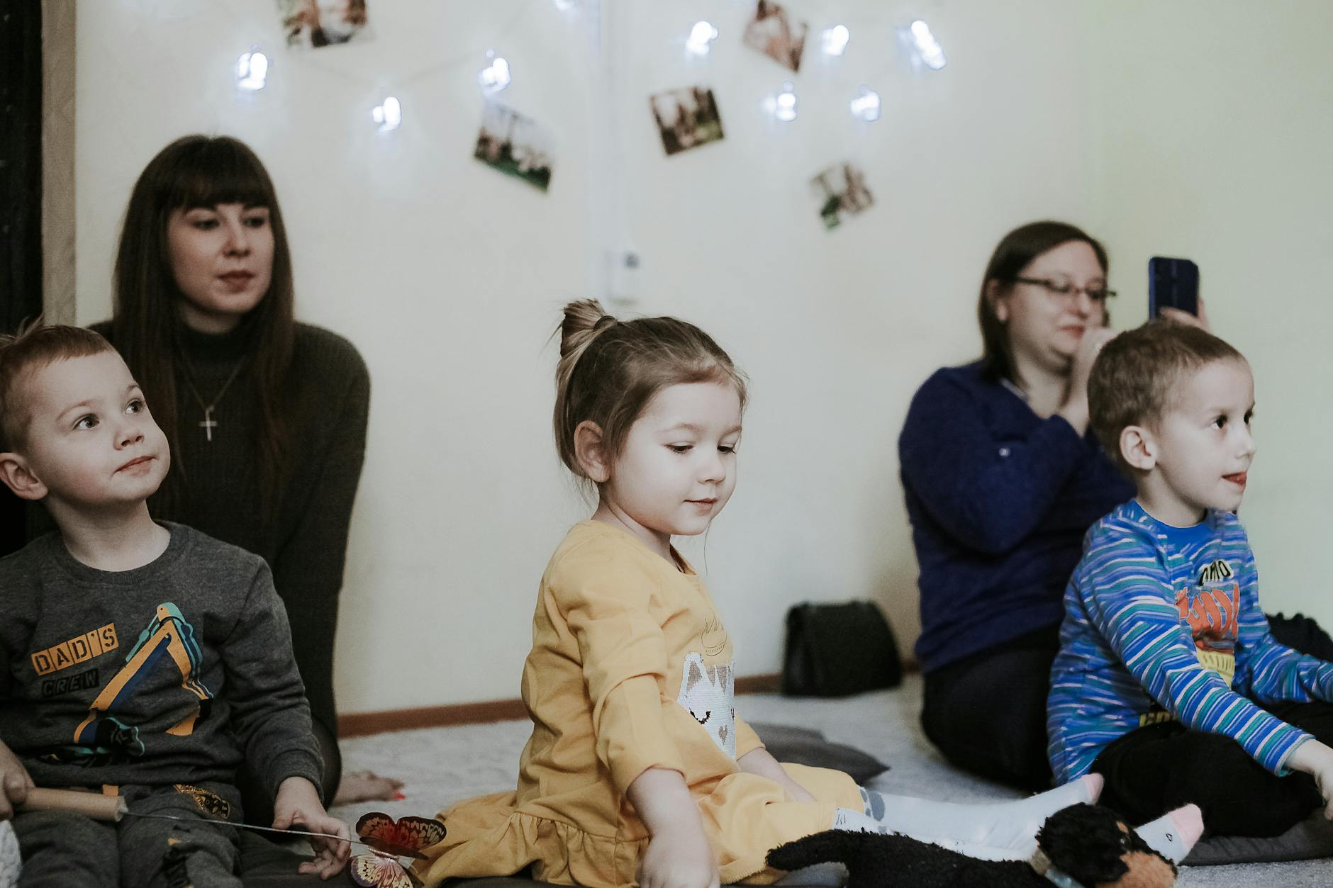 Przedszkolaki na zajęciach edukacyjnych w sali z opiekunem