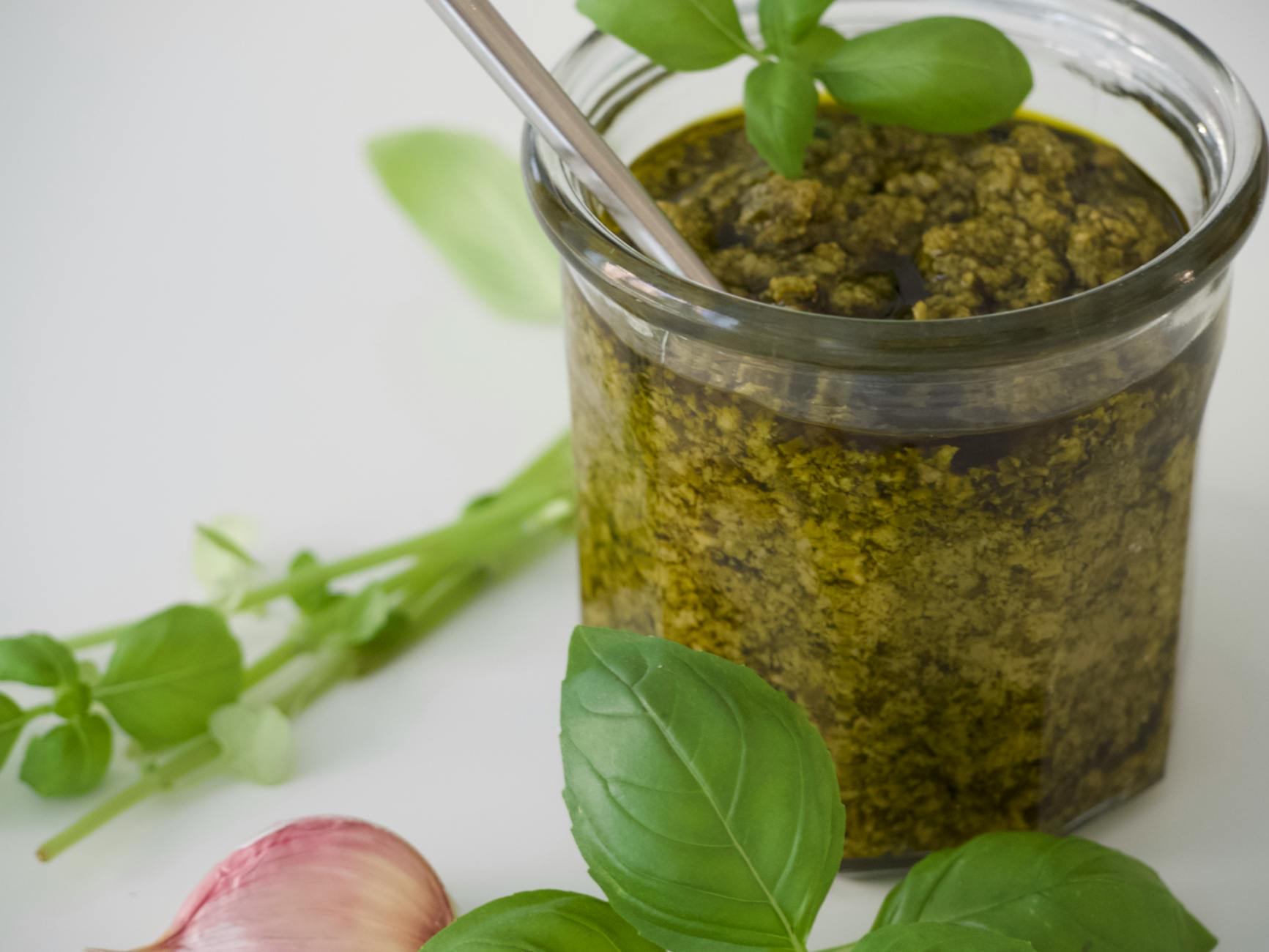 Świeże domowe pesto z bazylii z dodatkiem czosnku i listków ziół