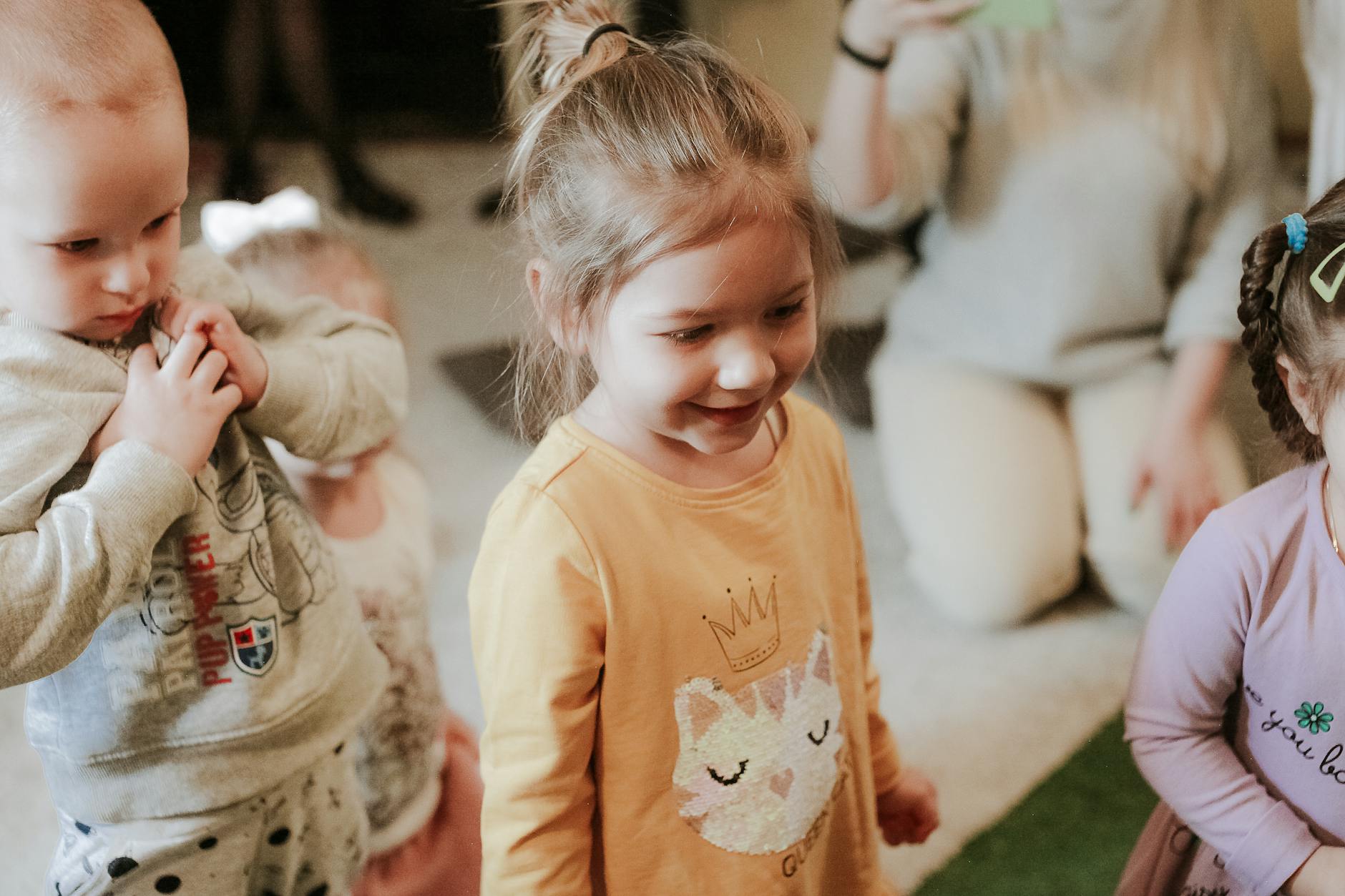 Uśmiechnięte dzieci bawiące się klockami w sali podczas zimowych półkolonii