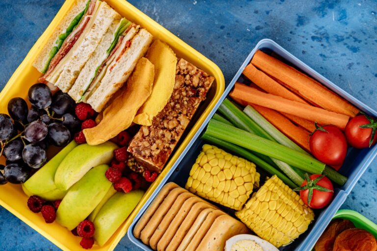 Lunchbox z kanapkami, warzywami i owocami dla przedszkolaka